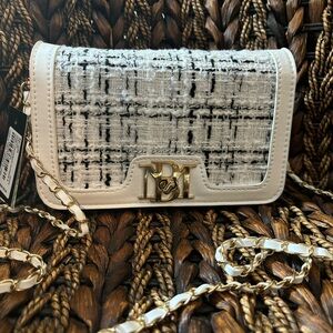 NWT!!! Badgley Mischka: New.
White/Black Purse. Retail: $99.00. Vegan Leather.